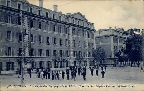 Ak Toulon Var, Depot des Equipages de la Flotte, Hof des 5. Depots, Blick vom westlichen Gebäude