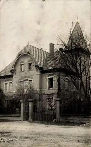 Foto Ak Frankreich, Villa, Zaun, Straße