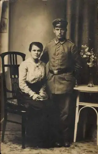 Foto Ak Sélestat Schlettstadt Elsass Bas Rhin, Deutscher Soldat in Uniform mit Frau, Portrait