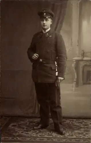 Foto Ak Deutscher Soldat in Uniform, Regiment 2, Standportrait