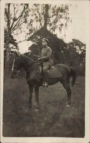 Foto Ak Deutscher Soldat in Uniform auf einem Pferd