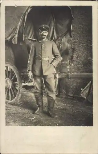 Foto Ak Deutscher Soldat in Uniform, Standportrait