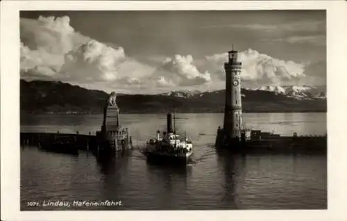 Ak Lindau am Bodensee Schwaben, Hafeneinfahrt, Dampfschiff