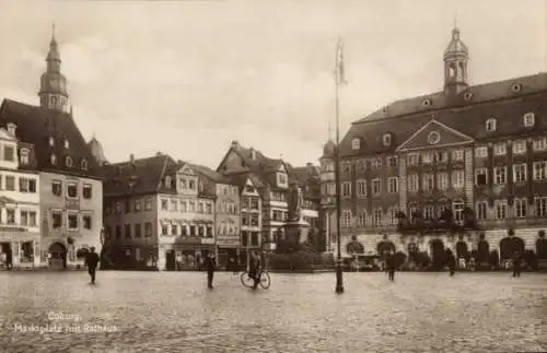 Ak Coburg in Oberfranken, Blick über den Markplatz zum Rathaus, Passanten