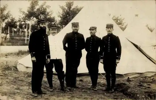Foto Ak Französische Soldaten in Uniformen vor einem Zelt
