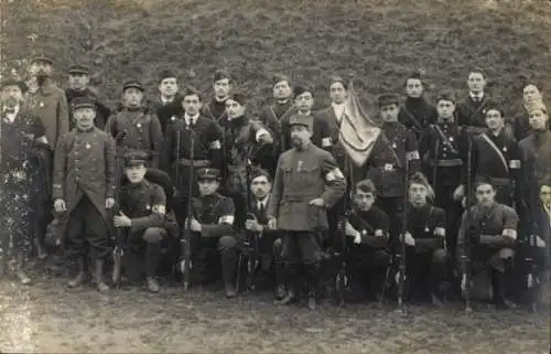 Foto Ak Chatelguyon Puy de Dôme, Französische Soldaten in Uniformen, Gruppenaufnahme