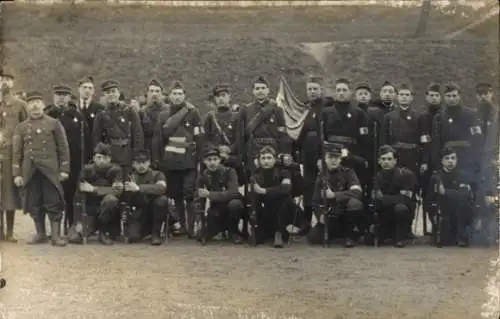 Foto Ak Chatelguyon Puy de Dôme, Französische Soldaten in Uniformen, Gruppenaufnahme