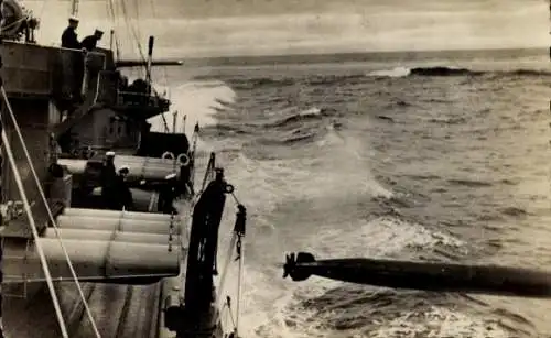 Ak Britisches Kriegsschiff, Abschuss eines Torpedos