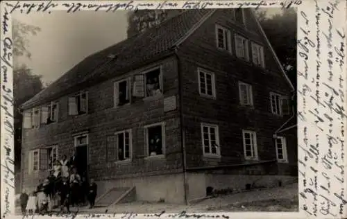 Foto Ak Kemna Langerfeld Beyenburg Wuppertal, Kartenschreiber F. Füssel vor ihrem Haus