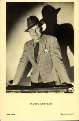 Ak Schauspieler Maurice Chevalier, Portrait, Männer-Hut, Krawatte