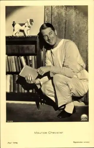 Ak Schauspieler Maurice Chevalier, Portrait, Bücherregal