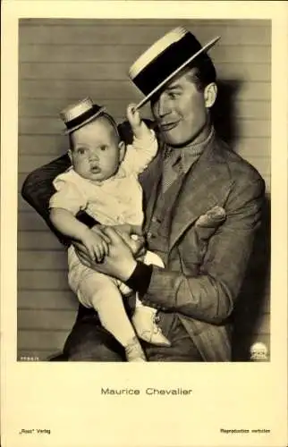 Ak Schauspieler Maurice Chevalier, Portrait, Hut, Baby mit Hütchen