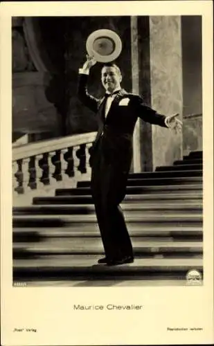 Ak Schauspieler Maurice Chevalier, Filmszene, Standportrait auf einer Treppe