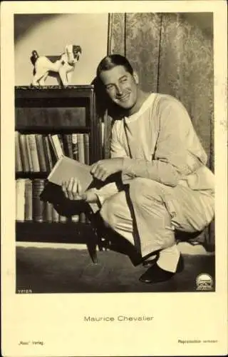 Ak Schauspieler Maurice Chevalier, Portrait, Bücherregal