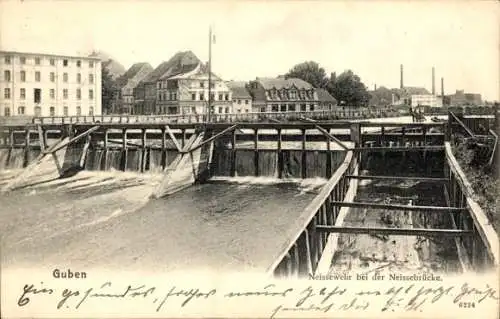 Ak Guben in der Niederlausitz, Neissewehr, Neissebrücke