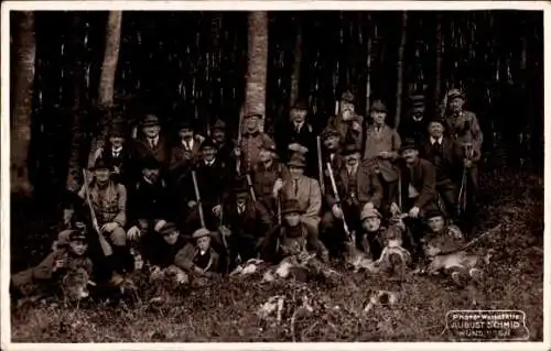 Ak Münsingen in Württemberg, Jäger, Gruppenfoto mit Beute