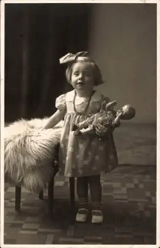 Foto Ak Kleines Mädchen mit Puppe, Portrait