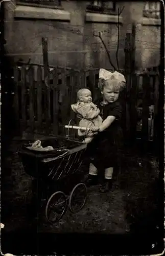 Foto Ak Kleines Mädchen mit Puppe, Puppenwagen
