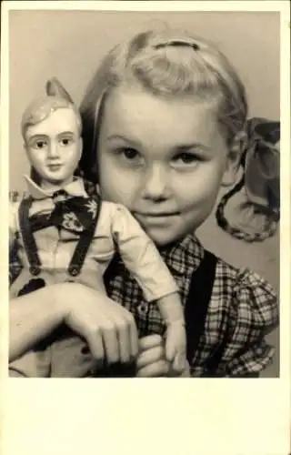 Ak Kleines Mädchen mit Puppe, Portrait