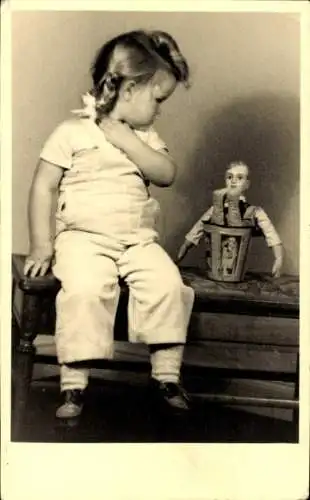 Ak Kleines Mädchen mit Puppe, Portrait
