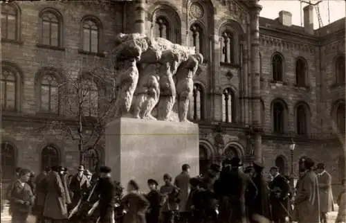 Foto Ak Göttingen in Niedersachsen, Denkmal, Rathaus, Menschen