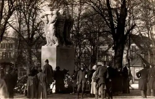 Foto Ak Göttingen in Niedersachsen, Denkmal, Kranzniederlegung