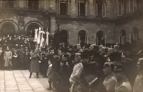 Foto Ak Göttingen in Niedersachsen, Fest, Deutsche Soldaten, Pickelhaube, Fahnen