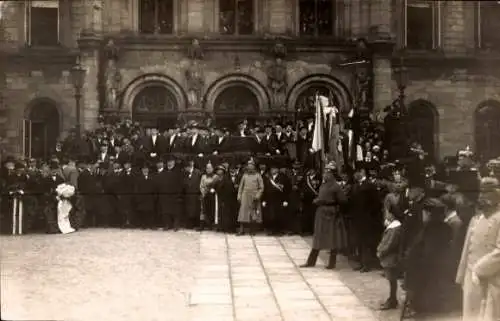 Foto Ak Göttingen in Niedersachsen, Fest, Deutsche Soldaten, Pickelhaube, Fahnen