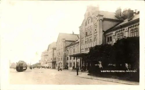 Ak Liberec Reichenberg in Böhmen, Straße, Straßenbahn, Amtsgebäude