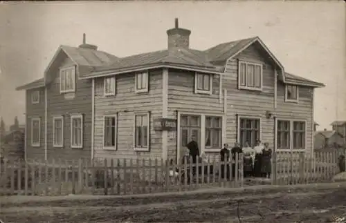 Foto Ak Menschen stehen vor einem Gebäude, Haus, Familie