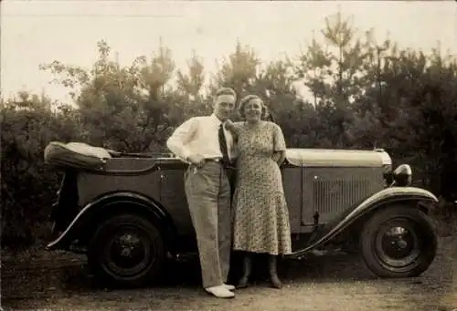 Foto Mann und Frau vor einem Automobil