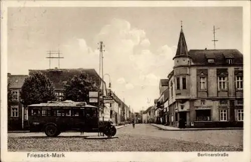 Ak Friesack im Havelland, Berliner Straße, Autobus, Geschäftshäuser