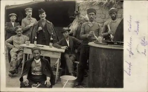 Foto Ak Soldaten in Uniformen, großer Kochtopf, I WK, Kriegsgefangene ?