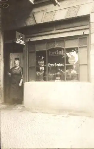 Foto Ak Berlin Lichtenberg Friedrichsfelde, Schuhmacher Ernst Becvker, Walderseestraße 73, Erdal