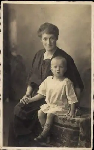 Foto Ak Mutter mit Sohn, Portrait 1924