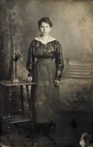 Foto Ak Standportrait einer Frau