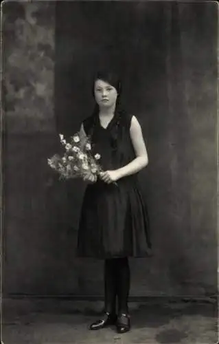 Foto Ak Mädchen mit Blumenstrauß, Portrait