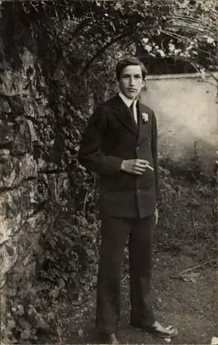 Foto Ak Sainte Croix aux Mines Elsass Haut Rhin, Mann mit Zigarette, Portrait, Charles Wiemann