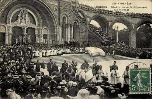 Ak Lourdes Hautes Pyrénées, Benediction du St-Sacrement aux malades