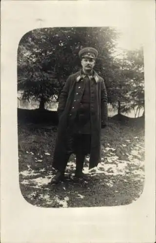 Foto Ak Deutscher Soldat im Mantel, Standportrait