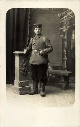 Foto Ak Deutscher Soldat in Uniform, Standportrait