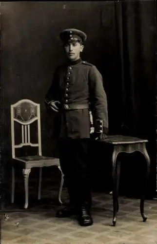 Foto Ak Deutscher Soldat in Uniform, Standportrait