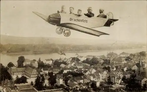 Foto Ak Königswinter am Rhein, Drachenfels, Männer in Flugzeug, Fotomontage