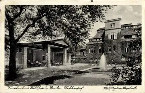 Ak Berlin Zehlendorf, Krankenhaus Waldfriede, Westflügel mit Liegehalle, Springbrunnen