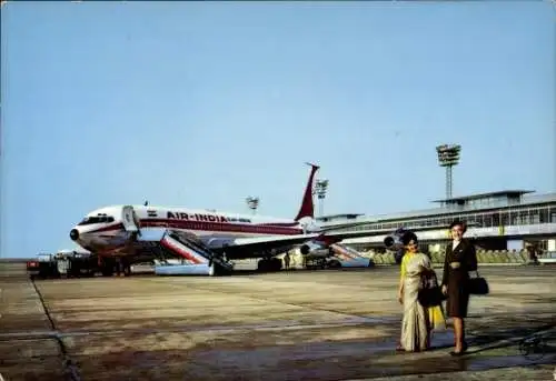 Ak Indisches Passagierflugzeug, Boeing 707 der Air India, Flugbegleiterinnen, Flugplatz