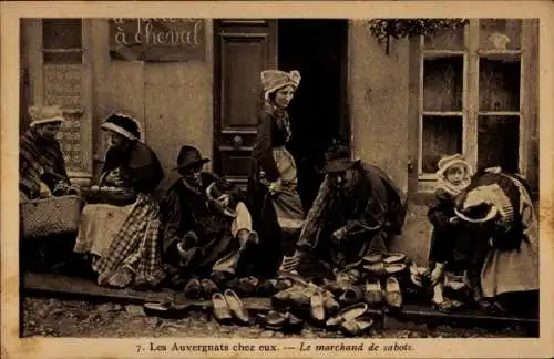 Ak Auvergne, Schuhhändler, Frauen in Tracht