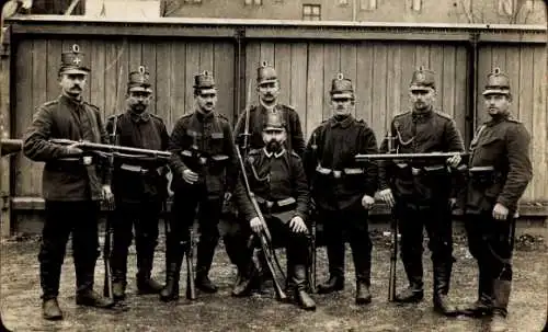 Foto Ak Männer in Uniformen, Gruppenbild, Gewehr