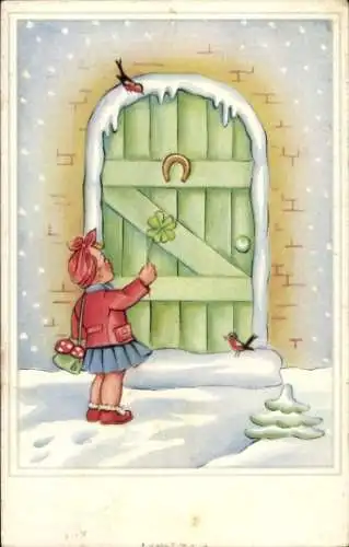 Ak Mädchen steht vor der Haustür, Hufeisen, Glücksklee, Pilze