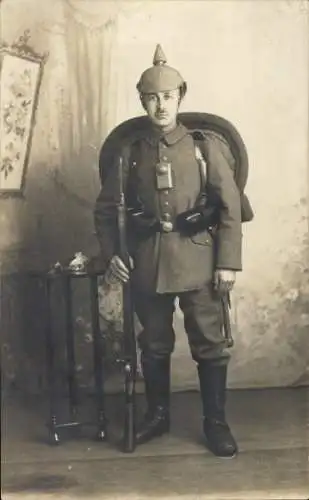Foto Ak Deutscher Soldat in Uniform, Standportrait, Pickelhaube, Ausrüstung, Bajonett