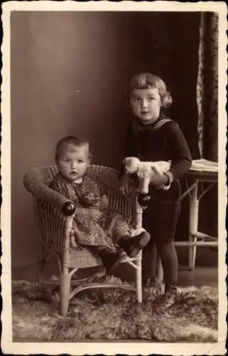 Foto Ak Zwei Kinder, Geschwister, Junge in Uniform, Spielzeug